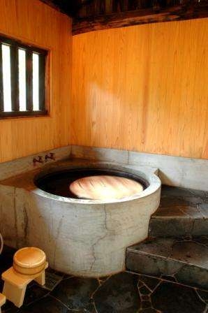 足の伸ばせない浴槽でのリラックス方法