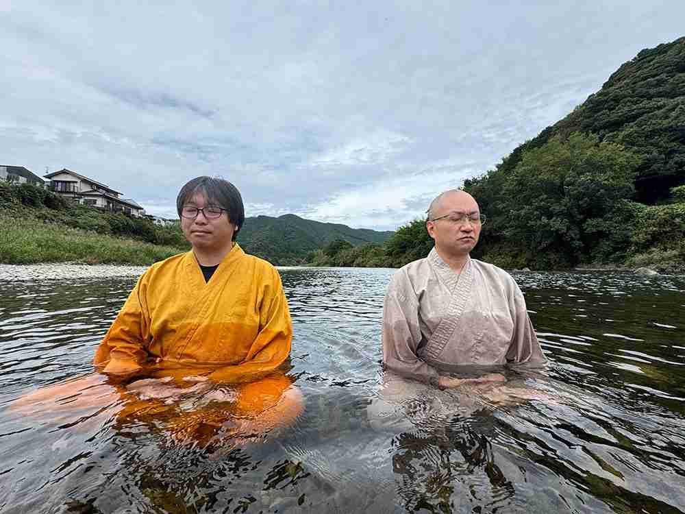 足の伸ばせない浴槽でのリラックス方法