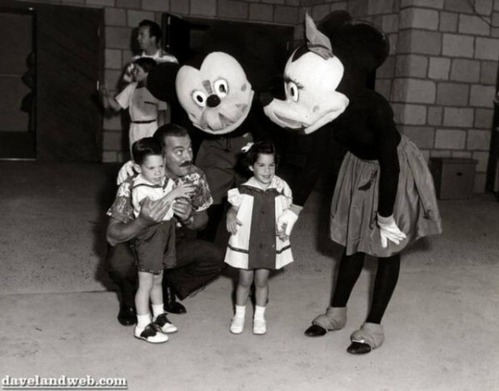 子供をディズニーに連れて行かないと可哀想？