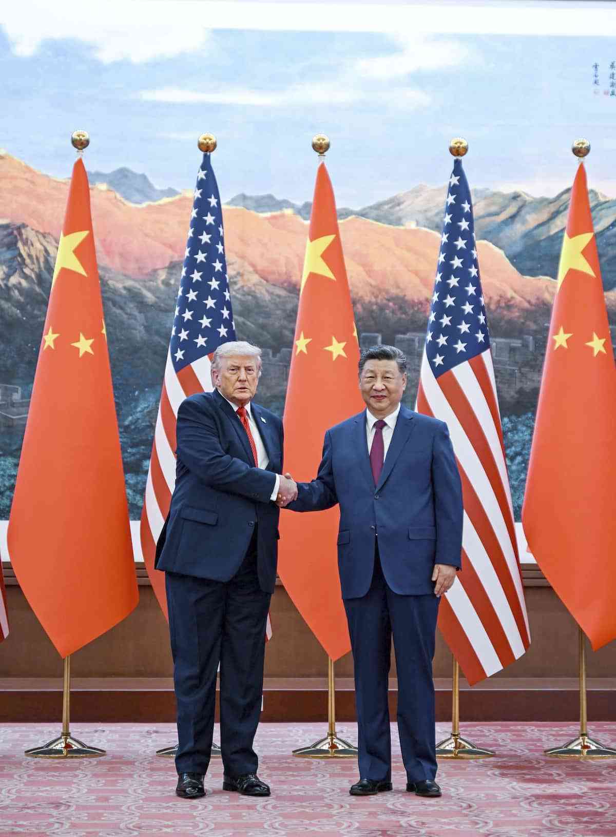 トランプ、“排泄物まみれの池”にオバマやバイデンを浮かべるAI画像を投稿。「下水が大好き」と揶揄
