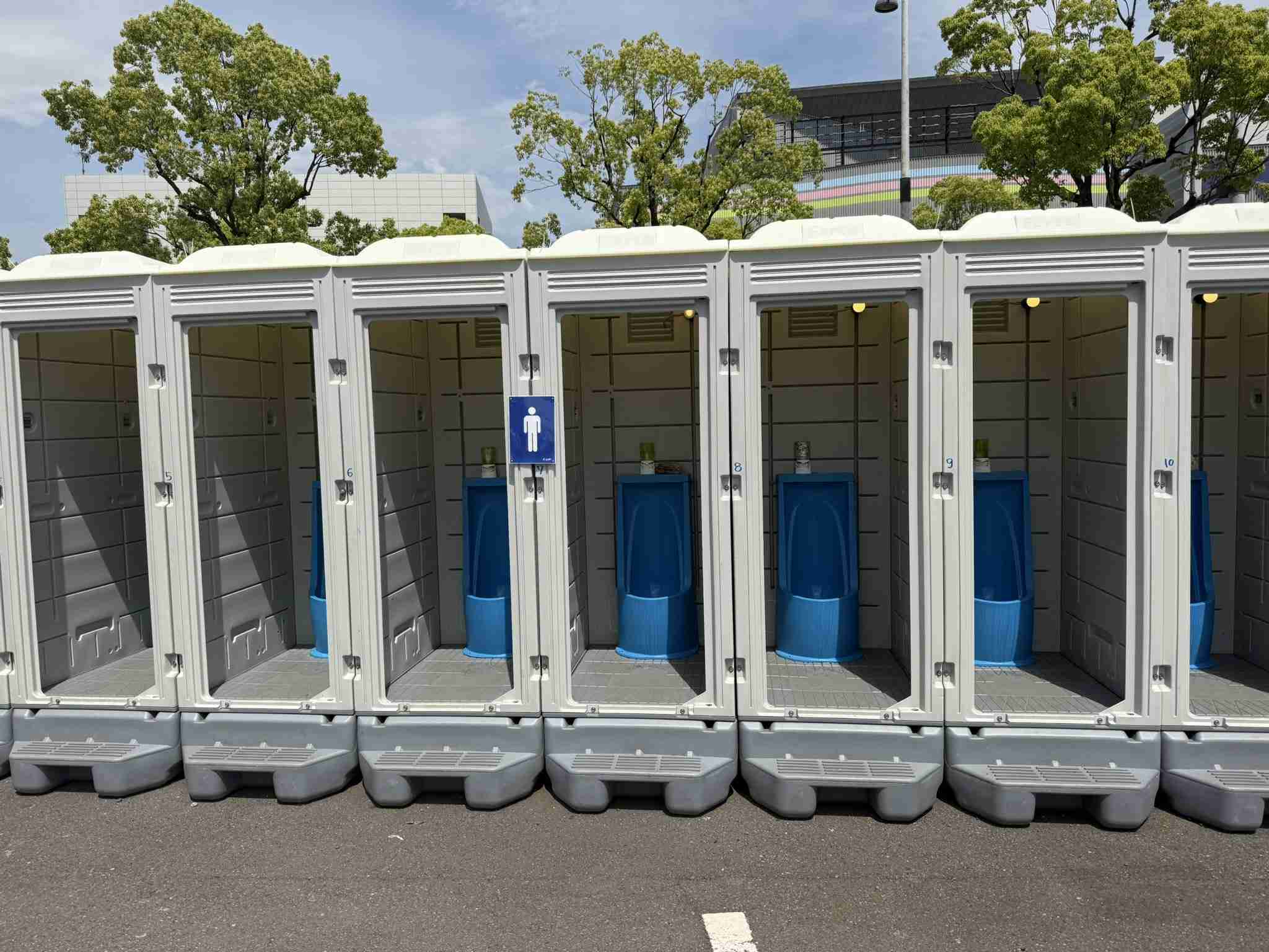 なぜ男性はトイレにちゃんと座って尿を足せないのか？【不思議】