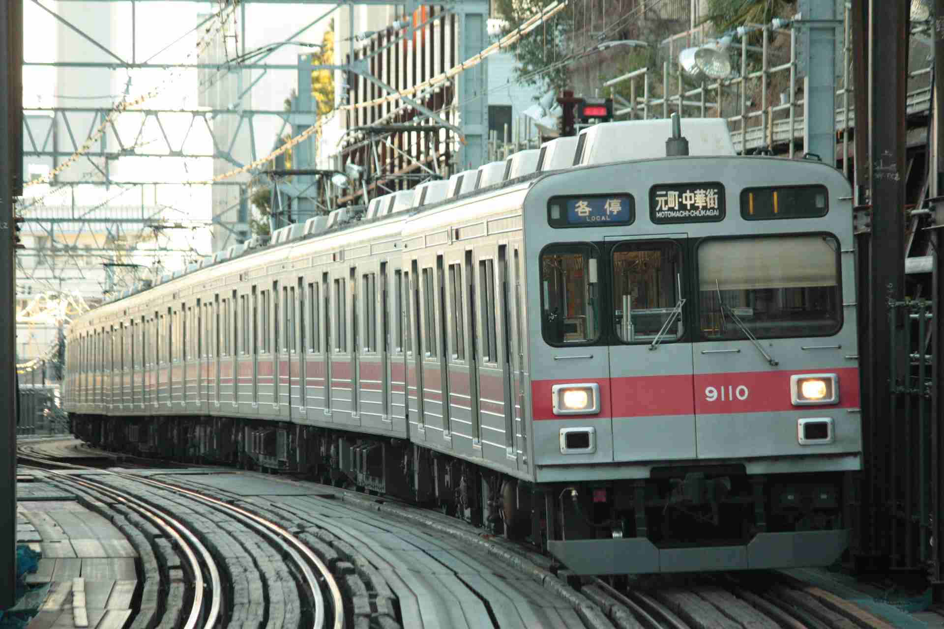 東急線「クマのドアステッカー」が見納めに！ 40年以上の歴史に幕 なぜ姿を消したのか