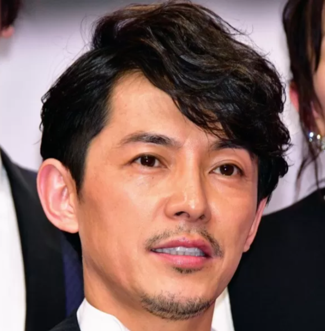 木村拓哉がスカーフを巻くとこうなる。「木村さんだから似合う」「また世間にバンダナ巻いた男が溢れてしまう」