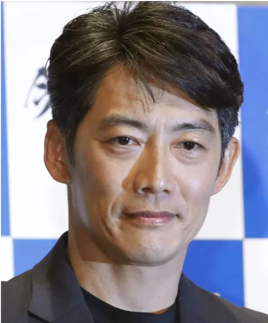 木村拓哉がスカーフを巻くとこうなる。「木村さんだから似合う」「また世間にバンダナ巻いた男が溢れてしまう」