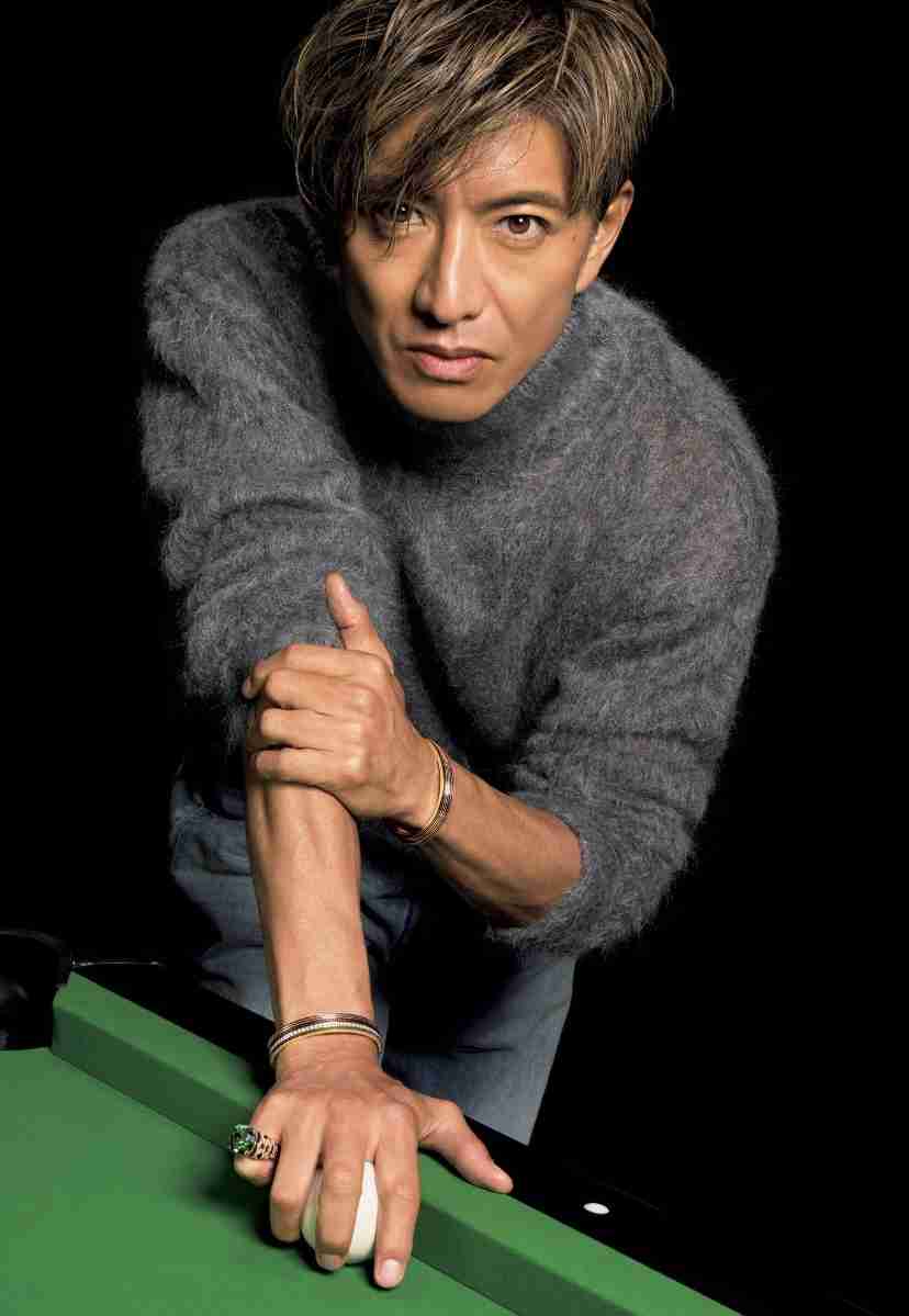 木村拓哉がスカーフを巻くとこうなる。「木村さんだから似合う」「また世間にバンダナ巻いた男が溢れてしまう」