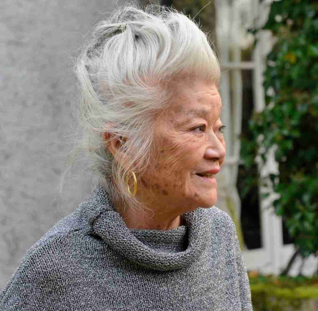 『ババアのポニテはキツい なるべく下で結べ』ってここで見たから、今日からなるべく高い位置で髪の毛縛るわ