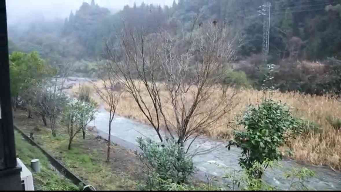 5歳男児が不明の浴室「湯船と同じ高さに窓」警察の到着時には窓が開いた状態 温泉施設で男の子行方不明 川を中心に捜索続く 鹿児島・霧島市