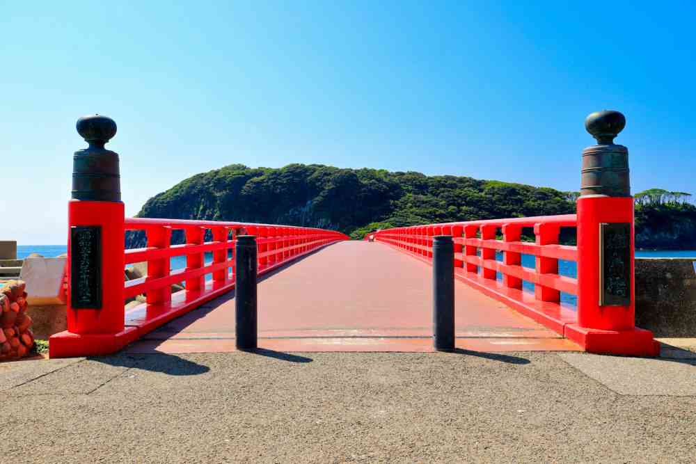 「海に飛び込んだら許してやる」欄干の外に立たせ脅迫 10代男性2人から現金4000円奪いしつこく暴行…鼻折る大けが負わす 福井と石川に住む16歳から27歳の男女8人逮捕