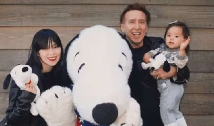 家は世界中に5軒…ニコラス・ケイジと結婚した31歳・俳優、家庭での“家事分担”は「もうゼロ」 規格外の生活環境に共演者から質問相次ぐ