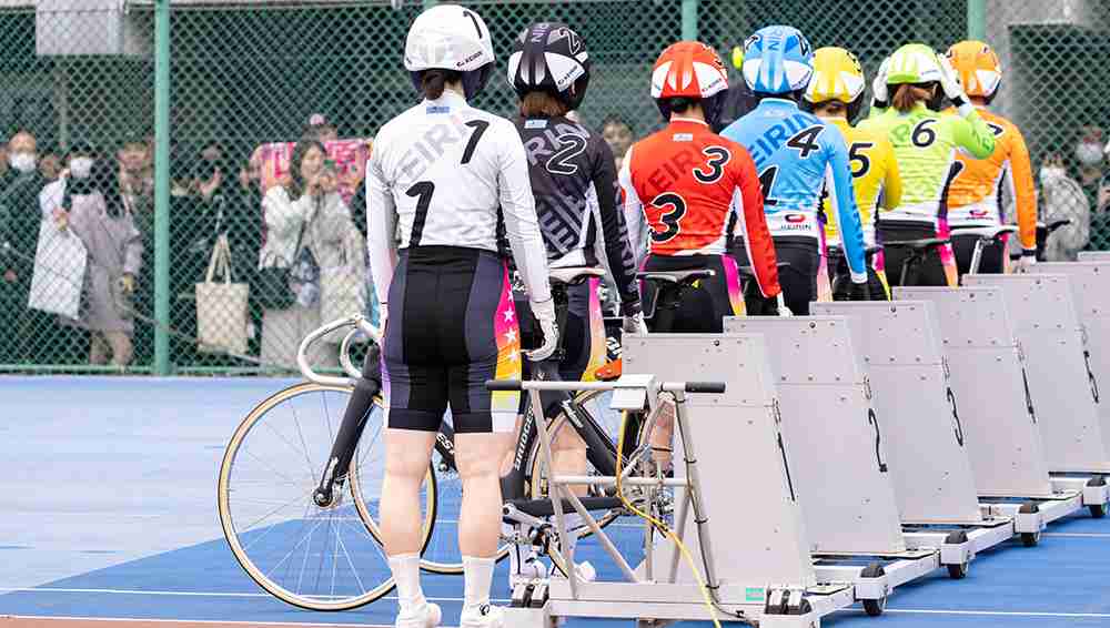 益若つばさ、デザインした競輪ユニホームを披露!「天才すぎる」「女性っぽく素敵」「着心地良さそう」