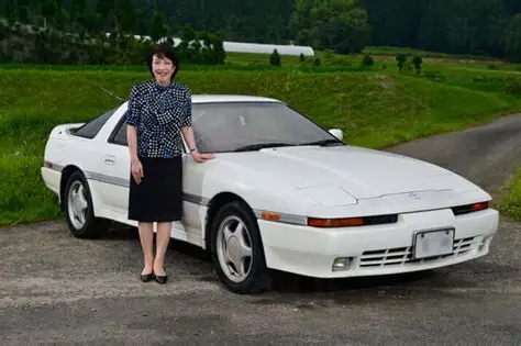 高市総理の専用車がセンチュリーSUVに トヨタ最高級車で「走る執務室」の価格は2700万円