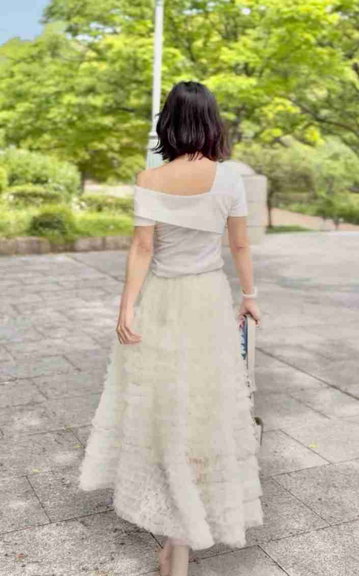 「38歳。この格好はありかなしか」　肩出しコーデにさまざまな声　女性に投稿の真意を聞いた