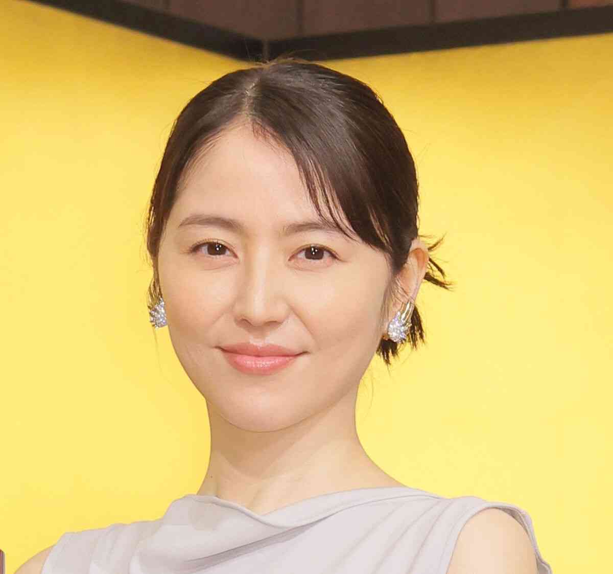 綾瀬はるかのシワ、小泉今日子の白髪が「美しい」と話題　整形・加工全盛時代に支持される「受け入れる」生き方