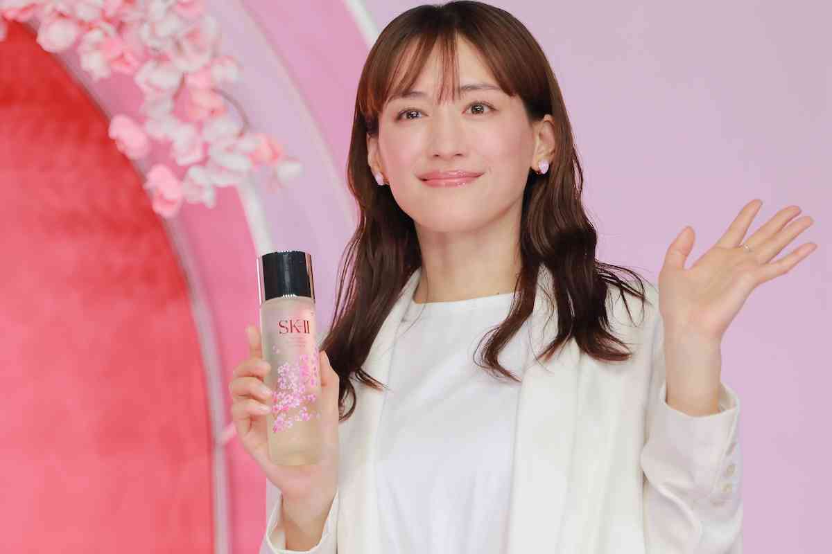 綾瀬はるかのシワ、小泉今日子の白髪が「美しい」と話題　整形・加工全盛時代に支持される「受け入れる」生き方