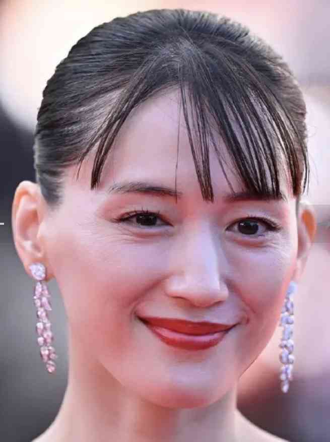 綾瀬はるかのシワ、小泉今日子の白髪が「美しい」と話題　整形・加工全盛時代に支持される「受け入れる」生き方