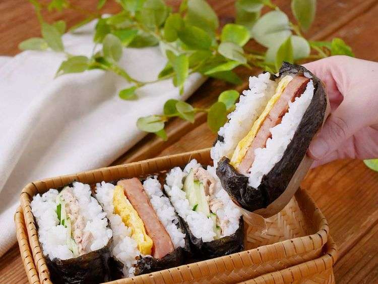 子どものお弁当(バスの中で食べる)