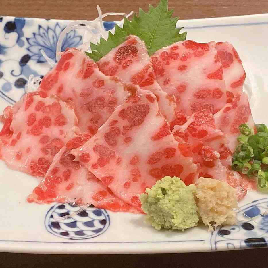 若者がドンキで「クジラの刺し身」を買う時代に…「鯨肉」が再び“身近な食材”になった背景とは