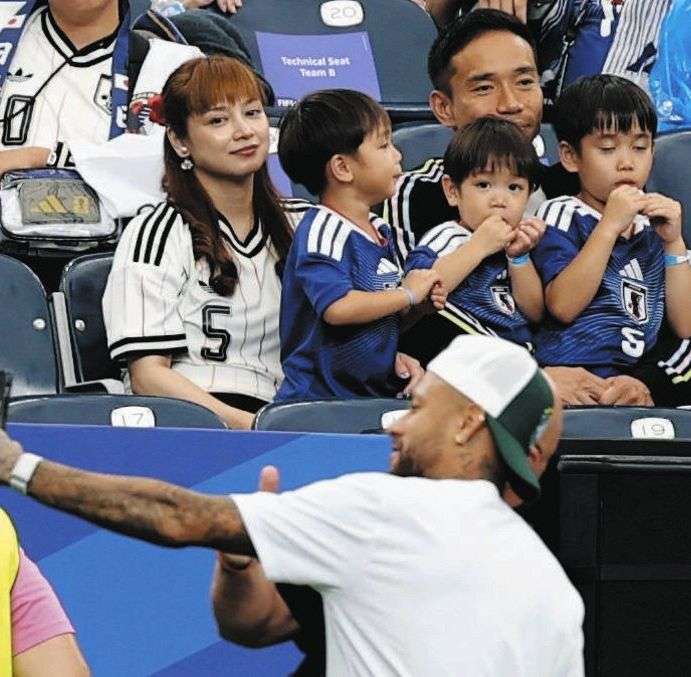 W杯の客席で抱擁！DF谷口彰悟＆泉里香が「ぎゅーしてて倒れそう」2ショット「素敵やばい」「顔そっくり」「目の保養すぎる」
