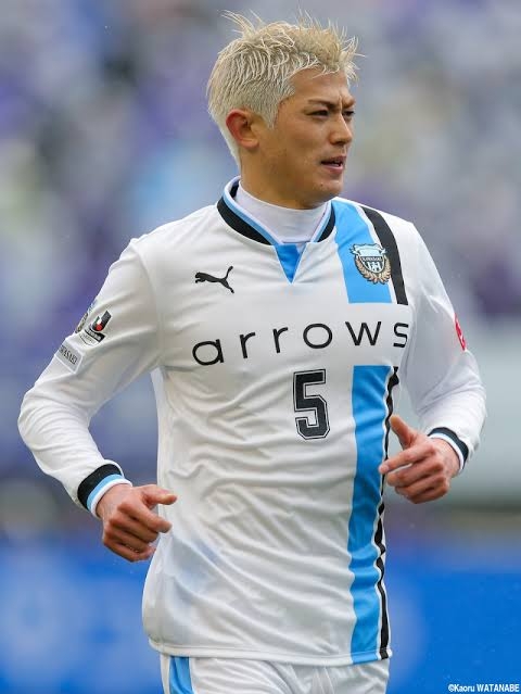 W杯の客席で抱擁！DF谷口彰悟＆泉里香が「ぎゅーしてて倒れそう」2ショット「素敵やばい」「顔そっくり」「目の保養すぎる」