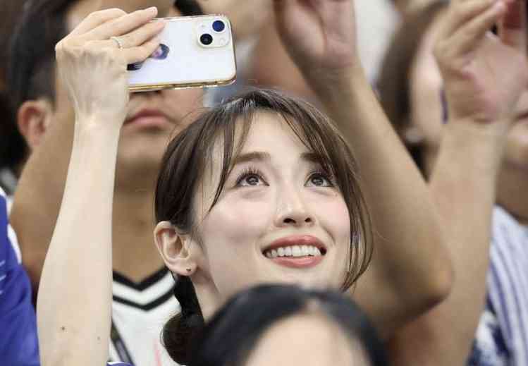 W杯の客席で抱擁！DF谷口彰悟＆泉里香が「ぎゅーしてて倒れそう」2ショット「素敵やばい」「顔そっくり」「目の保養すぎる」