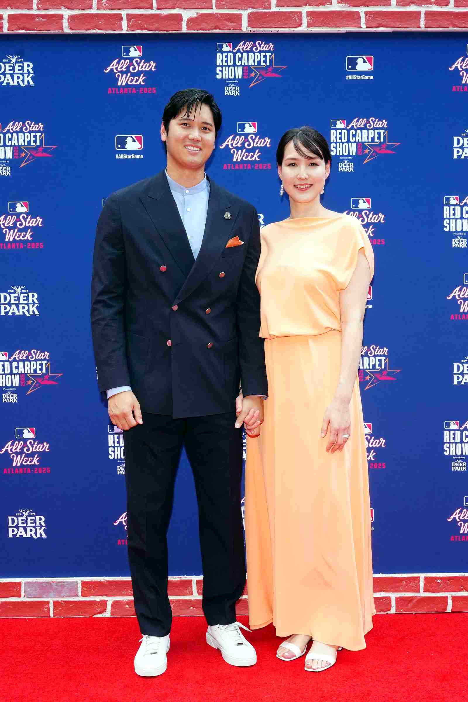 橋本環奈と中川大志の表参道デートをキャッチ　人通りの多い街中を堂々と歩き、セレクトショップでは“見るからに値が張りそうなパジャマ”を真剣にチェック