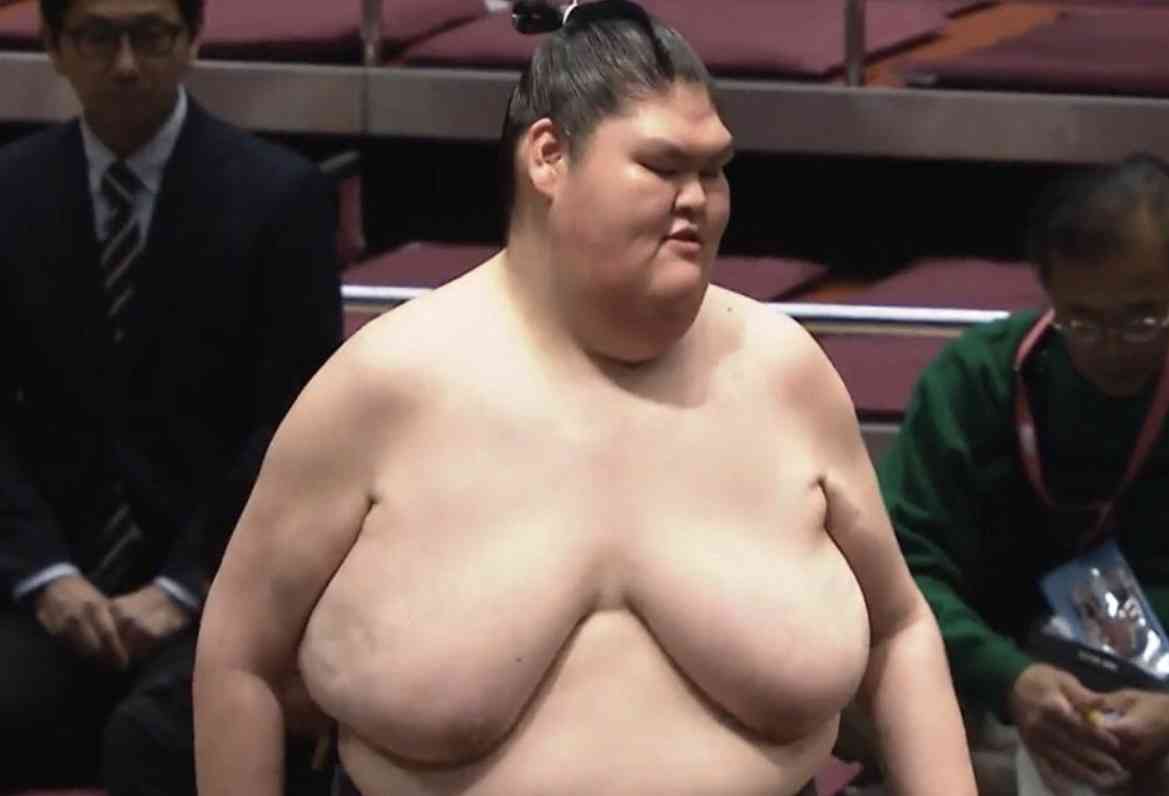 【垂れ乳】カップ付きタンクトップ