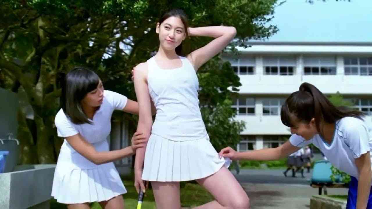 三吉彩花“タトゥー見せ”セクシー姿に大きな歓声…背中からヒップラインまで大胆露出に「高嶺の花過ぎて尊い」称賛