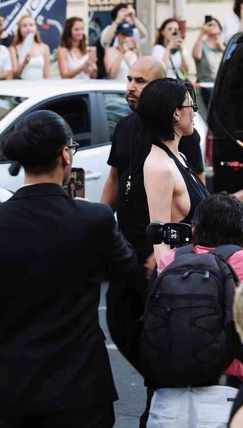 三吉彩花“タトゥー見せ”セクシー姿に大きな歓声…背中からヒップラインまで大胆露出に「高嶺の花過ぎて尊い」称賛