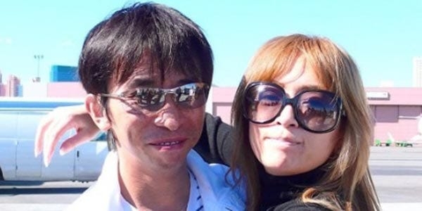 1万円札を箸で挟んで幼児の眼前に… avex松浦会長の動画が拡散 「品性がない」と批判殺到