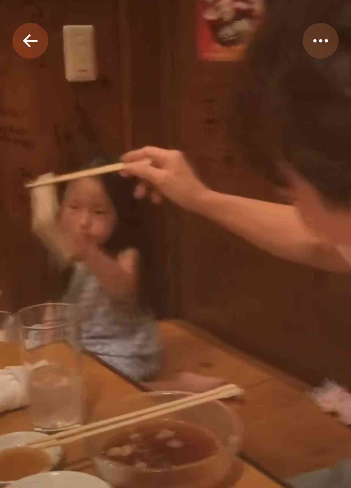 1万円札を箸で挟んで幼児の眼前に… avex松浦会長の動画が拡散 「品性がない」と批判殺到