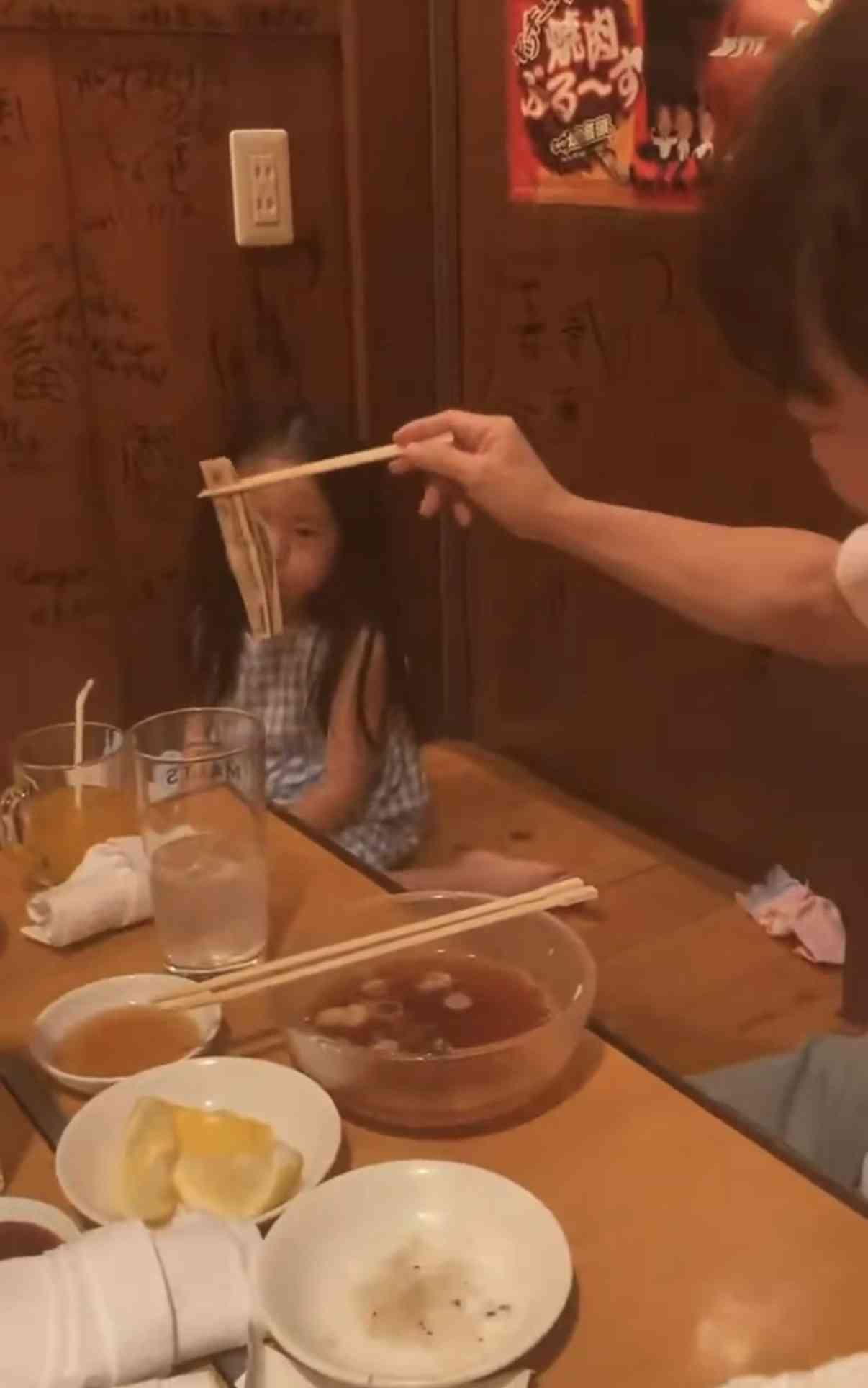 1万円札を箸で挟んで幼児の眼前に… avex松浦会長の動画が拡散 「品性がない」と批判殺到