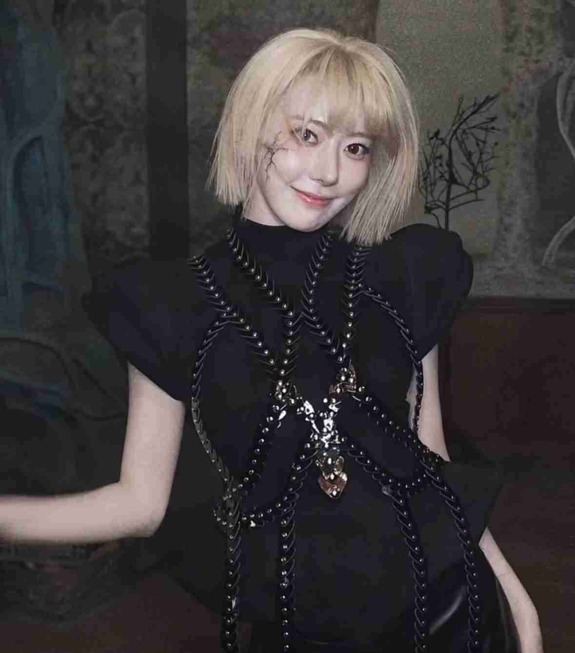 LE SSERAFIM・宮脇咲良の“超ミニ丈”ホットパンツ姿に「え、履き忘れてる!?」神スタイル披露でファン騒然