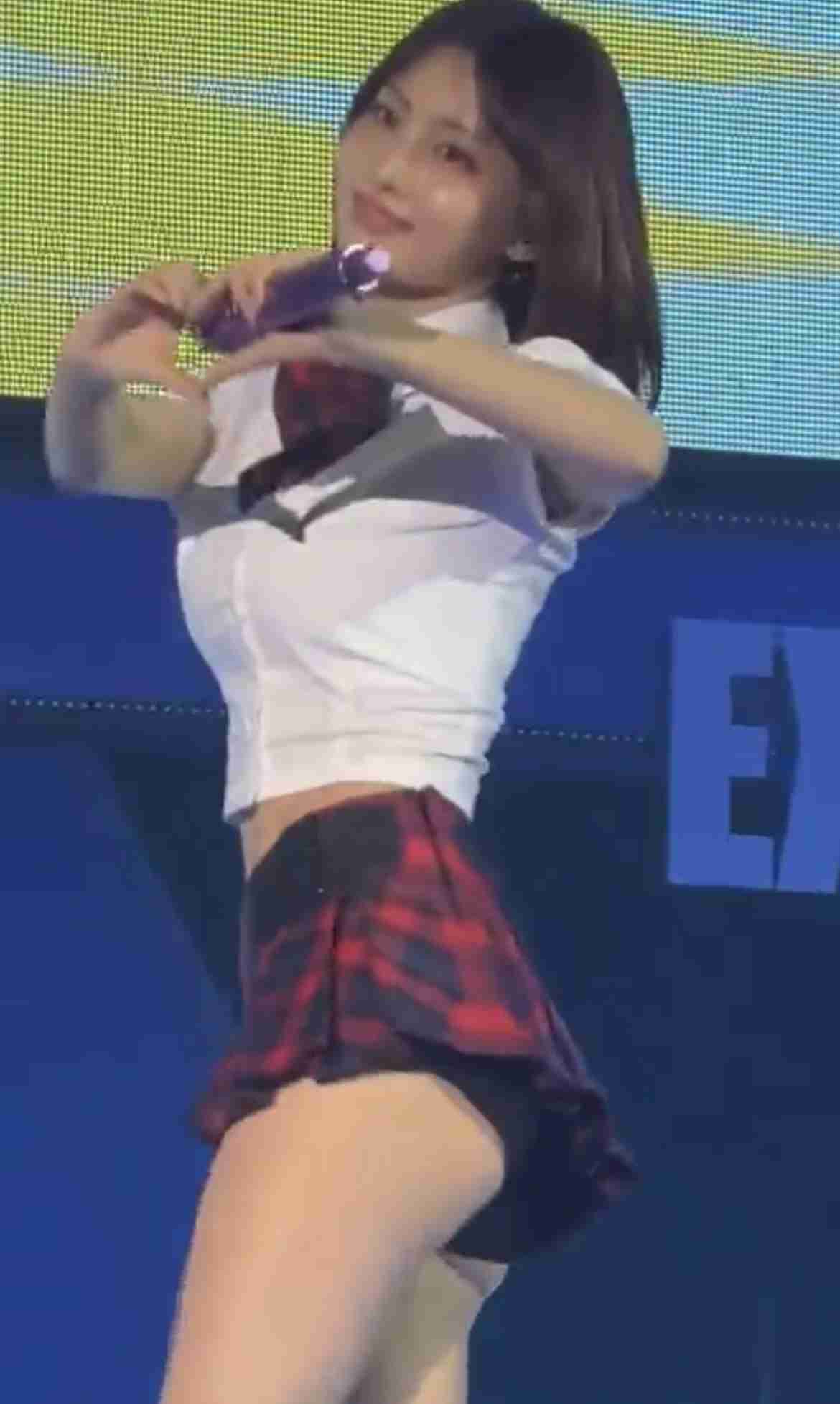 LE SSERAFIM・宮脇咲良の“超ミニ丈”ホットパンツ姿に「え、履き忘れてる!?」神スタイル披露でファン騒然