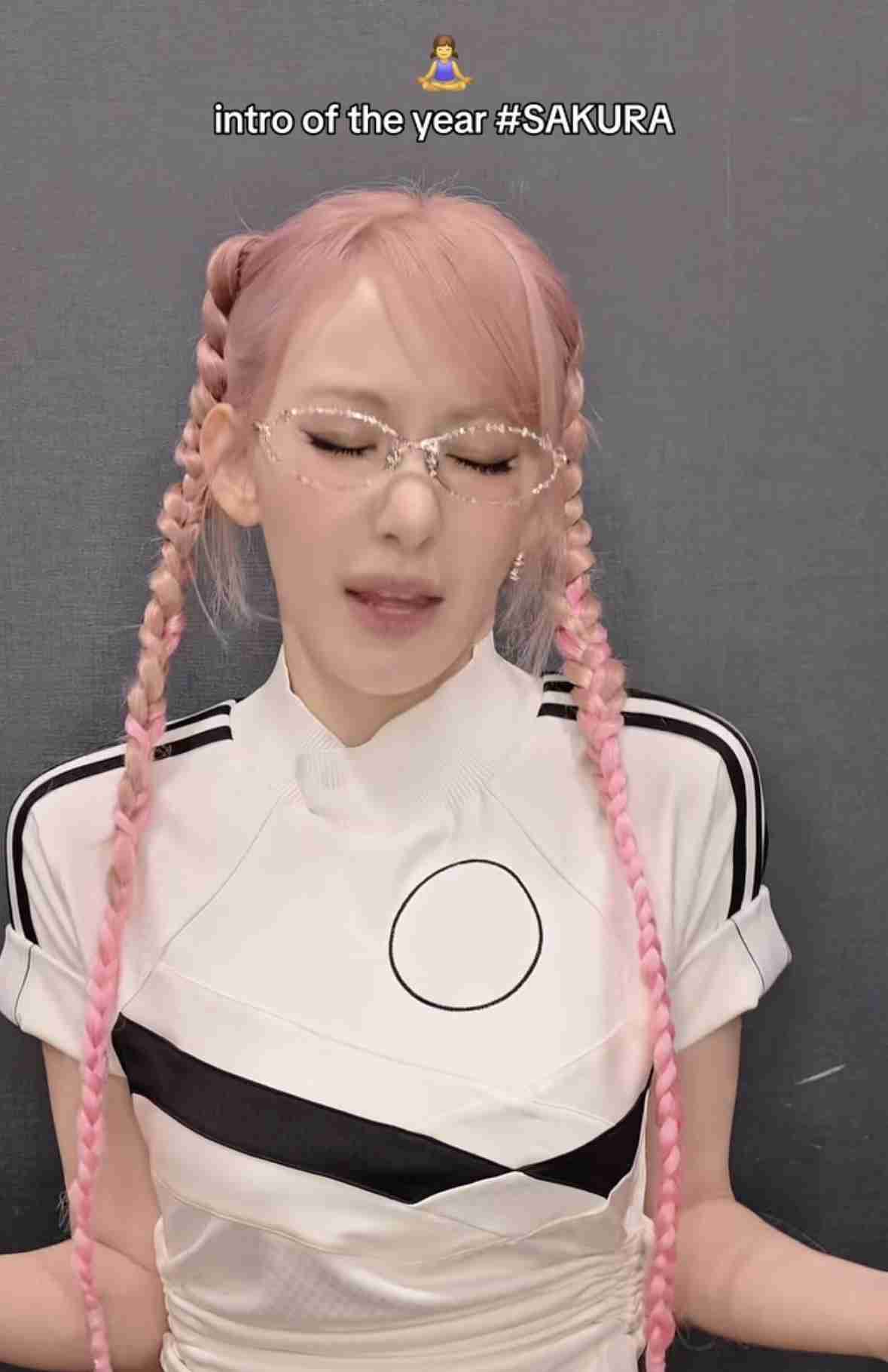 LE SSERAFIM・宮脇咲良の“超ミニ丈”ホットパンツ姿に「え、履き忘れてる!?」神スタイル披露でファン騒然