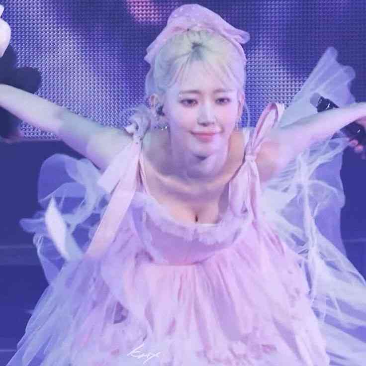 LE SSERAFIM・宮脇咲良の“超ミニ丈”ホットパンツ姿に「え、履き忘れてる!?」神スタイル披露でファン騒然