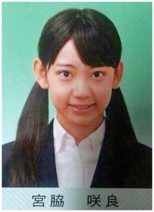 LE SSERAFIM・宮脇咲良の“超ミニ丈”ホットパンツ姿に「え、履き忘れてる!?」神スタイル披露でファン騒然