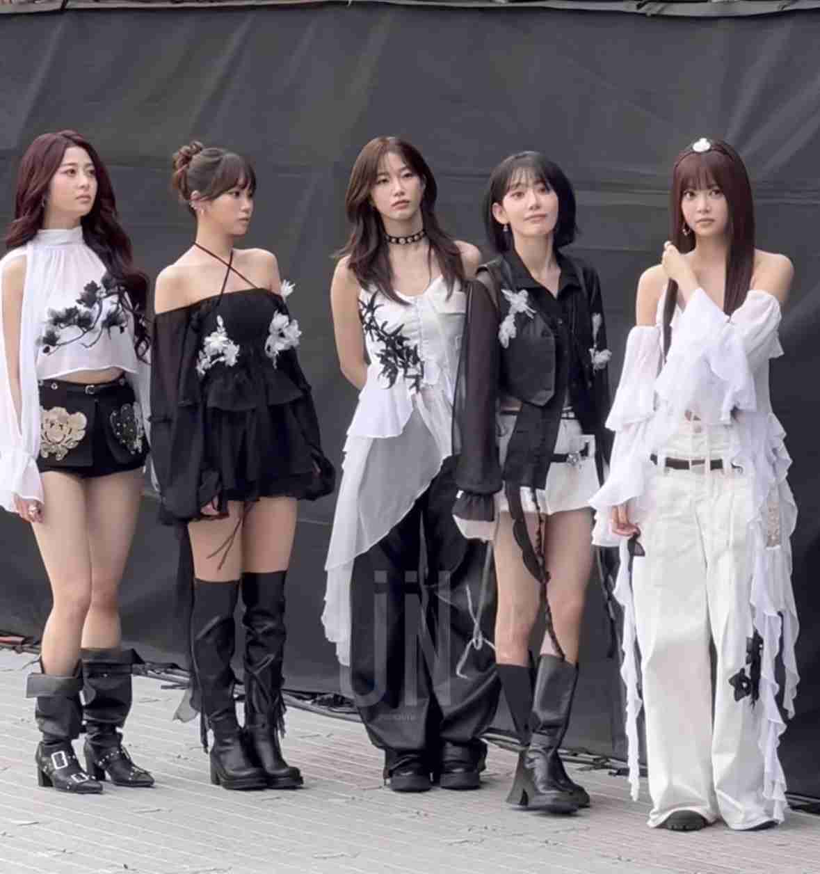 LE SSERAFIM・宮脇咲良の“超ミニ丈”ホットパンツ姿に「え、履き忘れてる!?」神スタイル披露でファン騒然