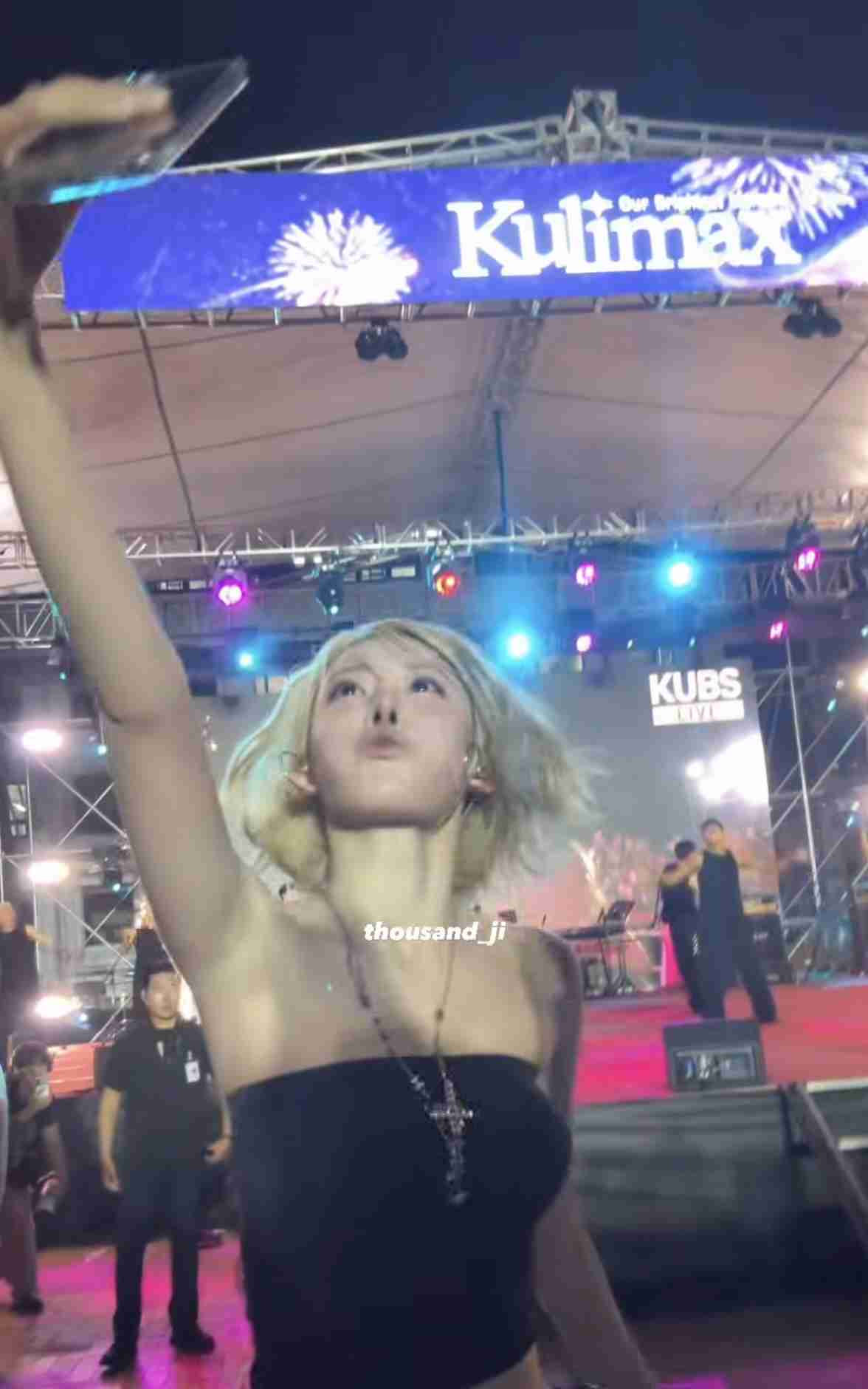 LE SSERAFIM・宮脇咲良の“超ミニ丈”ホットパンツ姿に「え、履き忘れてる!?」神スタイル披露でファン騒然