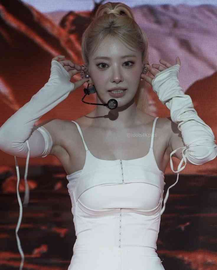 LE SSERAFIM・宮脇咲良の“超ミニ丈”ホットパンツ姿に「え、履き忘れてる!?」神スタイル披露でファン騒然