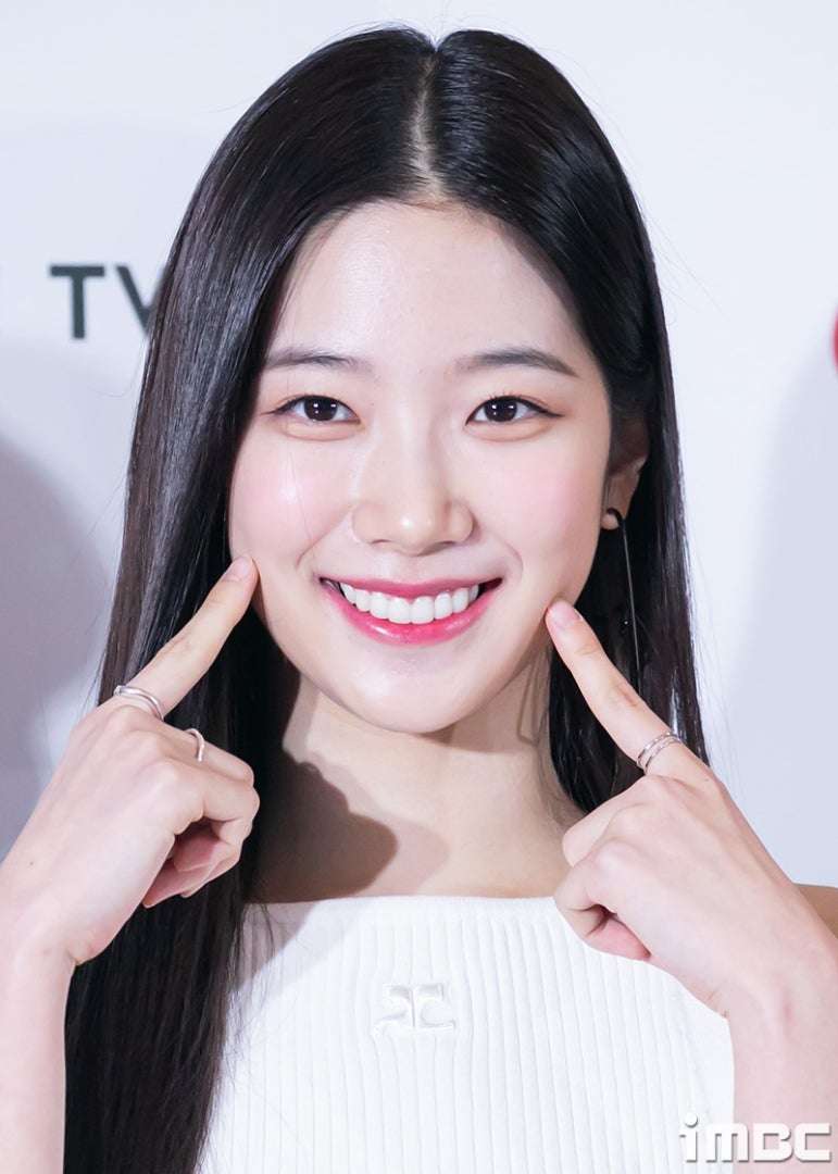 LE SSERAFIM・宮脇咲良の“超ミニ丈”ホットパンツ姿に「え、履き忘れてる!?」神スタイル披露でファン騒然