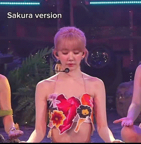 LE SSERAFIM・宮脇咲良の“超ミニ丈”ホットパンツ姿に「え、履き忘れてる!?」神スタイル披露でファン騒然