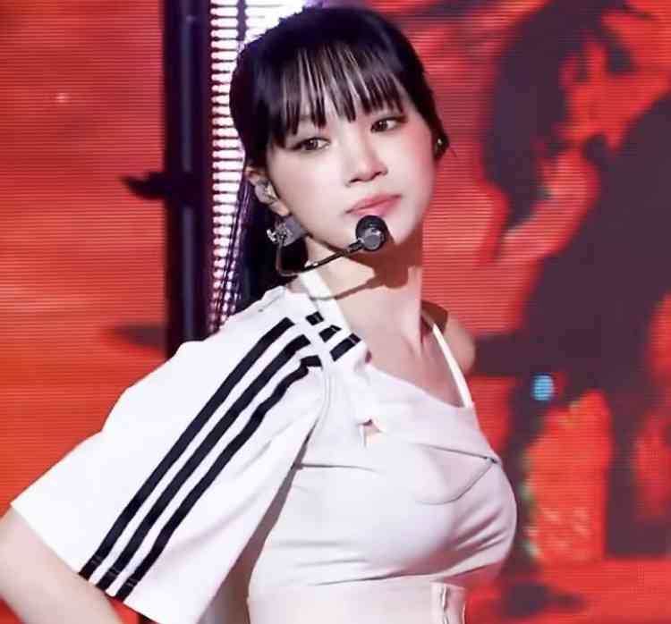 LE SSERAFIM・宮脇咲良の“超ミニ丈”ホットパンツ姿に「え、履き忘れてる!?」神スタイル披露でファン騒然