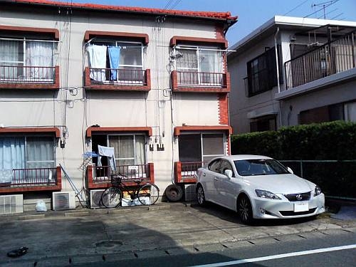街中で「レクサス」や「ベンツ」が走っているのをよく見かけます。日本の平均年収は「500万円程度」と聞きますが、実際にはみんなもっと高収入なのでしょうか？