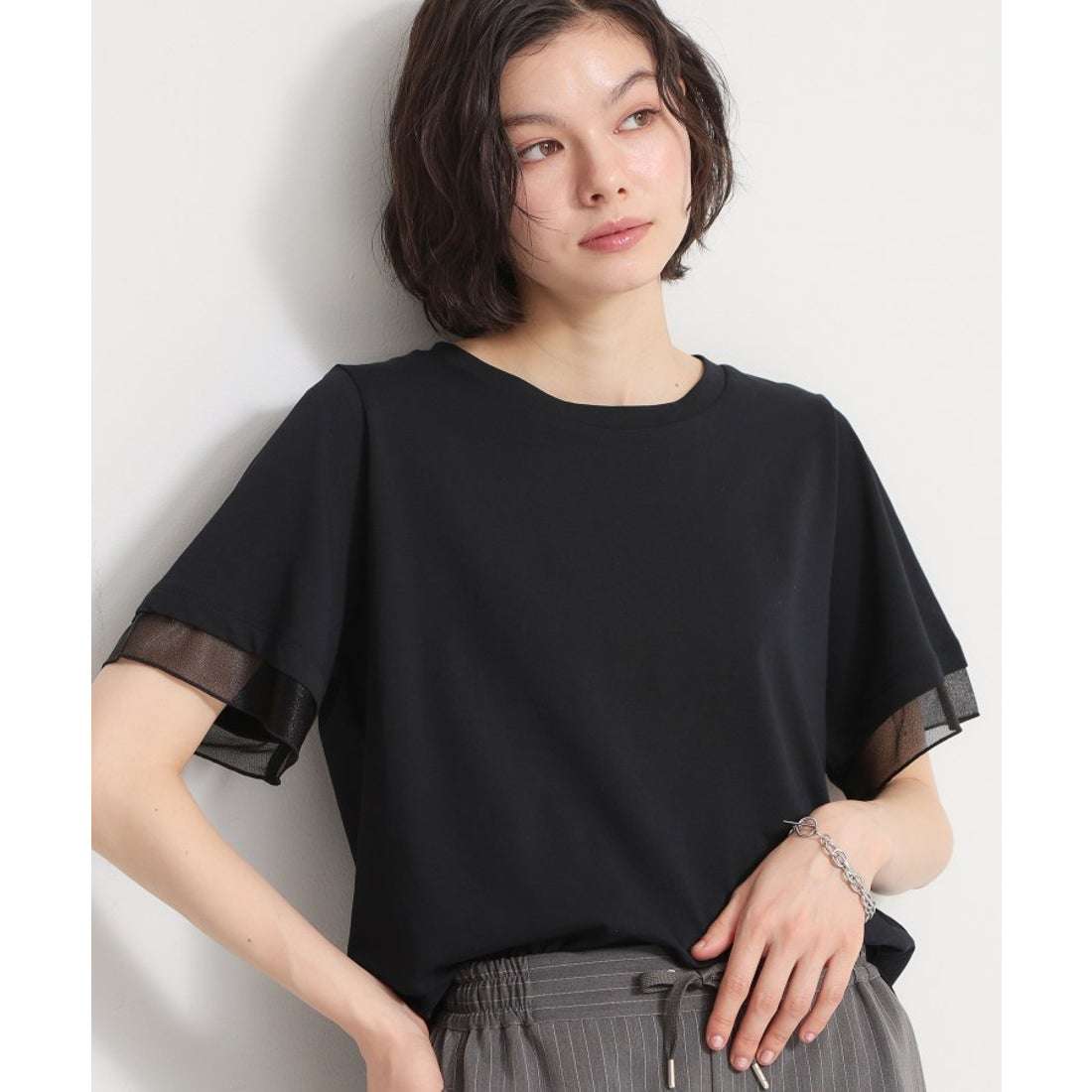 袖にデザイン性のあるTシャツ着こなし例
