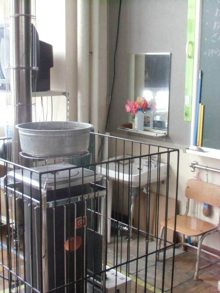 東京・北区の小学校火災 火元付近のコンセントにささっていたプラグの電気コードが焼き切れた状態で見つかる 近くには電気ストーブとサーキュレーター、燃えた衣類なども