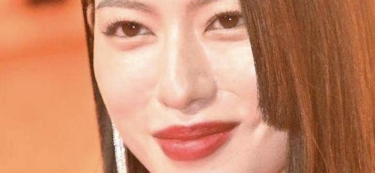 えっ、服が落ちる!三吉彩花 凄い黒ドレスで現れ衝撃 後ろ向いてもスゲェェ!「絶世の美女感ヤバすぎ」「直視できないレベル」