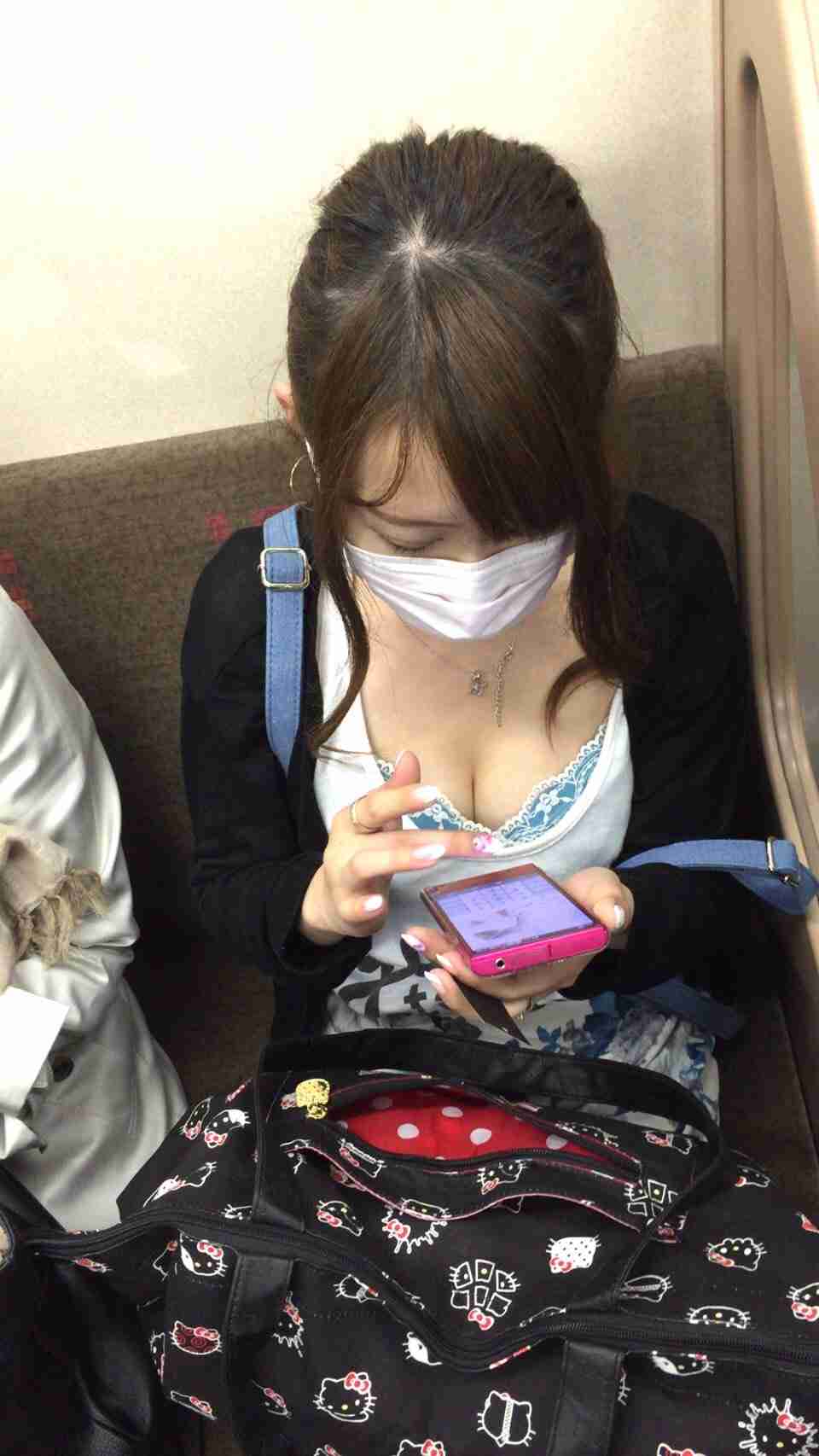 谷間を強調する服を着る人