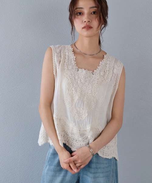 谷間を強調する服を着る人