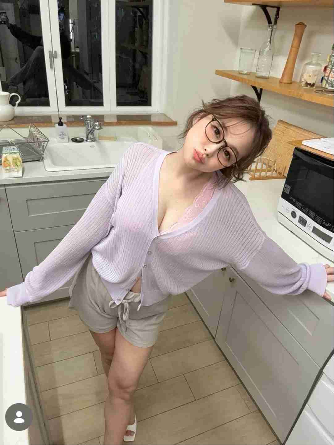 谷間を強調する服を着る人