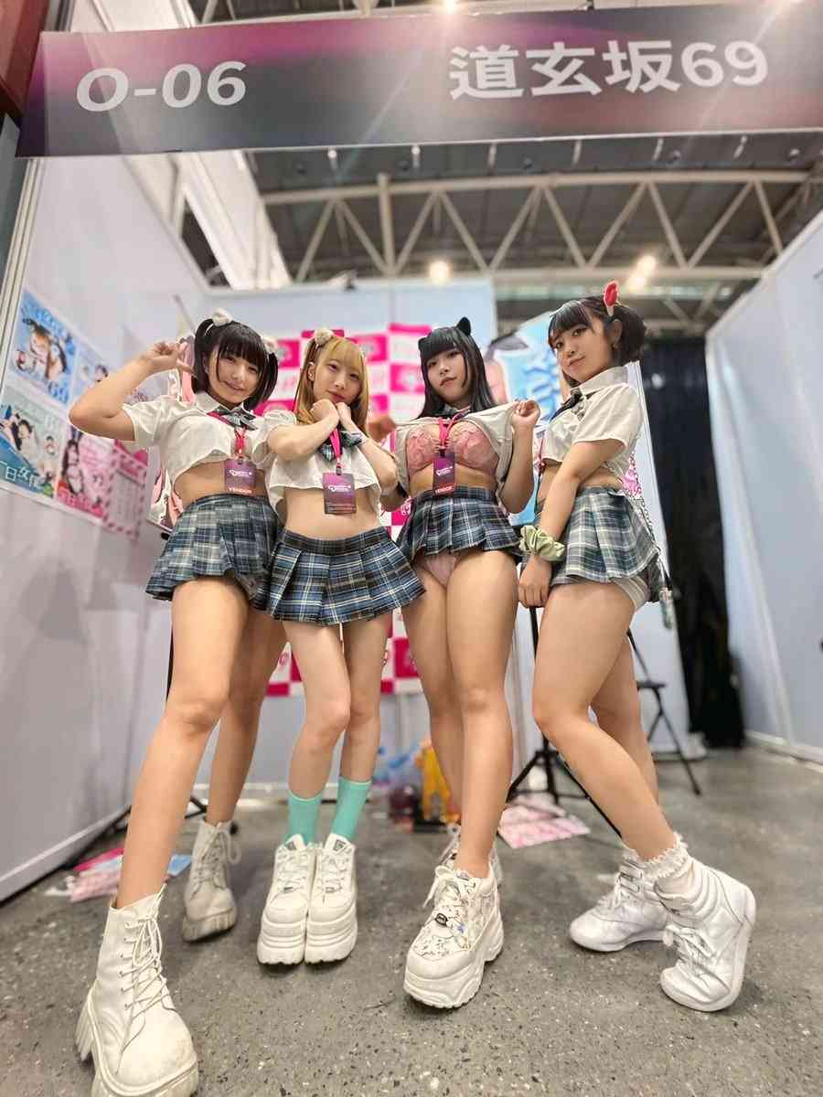 谷間を強調する服を着る人